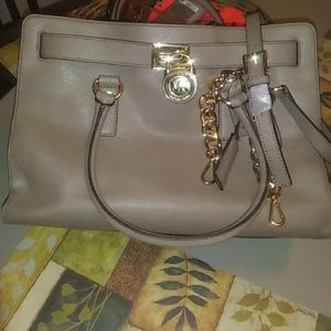 Im selling michael kors bag